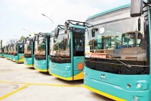 根据胡志明市拟定路线图，公交线路自2025年起开通后，100％车辆必须使用电力和绿色能源。