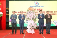 越共中央宣教与民动部领导送花篮祝贺越南新闻工作者协会成立75周年。