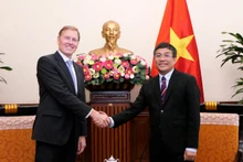 越南外交部常务副部长阮明宇与空中客车公司国际执行副总裁范沃施。