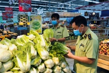 有关职能部门干部对某超市的食品进行安全检验。