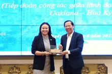 胡志明市人民委员会主席潘文买会见美国奥克兰市市长盛桃。