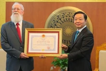 越南政府副总理兼自然资源与环境部长陈红河向迈克·帕森斯博士授予友谊徽章。