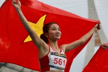 阮氏莺在女子10000米比赛中获得金牌。（图片来源：news.zing.vn）