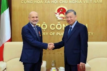 越南公安部部长苏林大将会见意大利驻越南大使安东尼奥·亚历山德罗。（图片来源：越通社）
