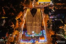 胡志明市圣母教堂迎圣诞。（图片来源：vietnamnet.vn）