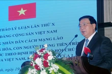 越共中央理论委员会主席阮春胜致辞。