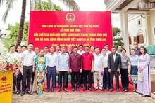 礼品赠送仪式。（郑勇 摄）