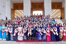 范明正总理和女性代表们合影。