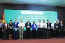 参加论坛的代表合影。