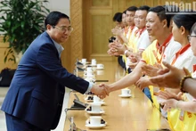 政府总理范明正会见2023年全国100名典型无偿献血志愿者.（陈海 摄）