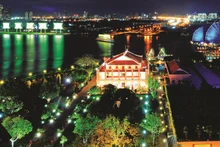 胡志明市雅龙港夜景，这里是胡志明主席革命生涯有关的一处著名历史遗迹。