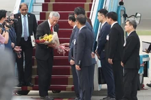 新加坡政府总理李显龙8月27日下午抵达越南河内内排国际机场。