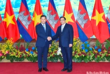 越南政府总理范明正主持仪式，欢迎柬埔寨首相洪玛奈对越南进行正式访问。