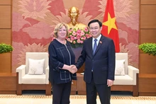 越南国会主席王廷惠会见法国参议院法越友好议员小组主席。
