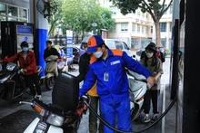 10月11日下午越南国内汽油零售价大幅下降