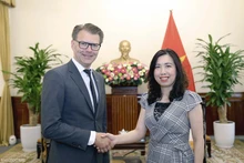 黎氏秋姮副部长和丹尼尔·卡斯帕里先生握手。