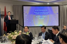 兴安省委书记阮有义解答美国投资者提出的问题。
