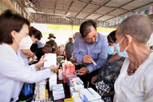 越南志愿医生为柬埔寨人民提供免费治病药物。