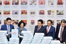 越共中央政治局同志出席活动。