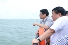 范明正总理在芹耶国际中转港进行实地考察。