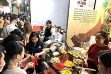 游客参观当地饮食展厅。