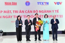 《人民报》社总编辑黎国明和主要新闻机构领导向卫生部常务副部长杜春暄赠送鲜花。（登科 摄）