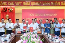 《人民报》社与河静省领导签署2023-2025年联合宣传计划。