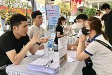 附图：河内市劳动者参加招聘。