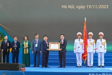 国会主席王廷惠代表党和国家领导人向财政学院授予一等劳动勋章。