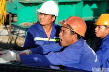 工人们用汗水和智慧 为祖国献出最美的绽放。（登科 摄）