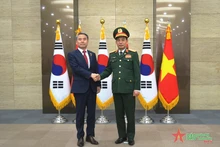 越南国防部长潘文江与韩国国防部长李钟燮会谈前握手。