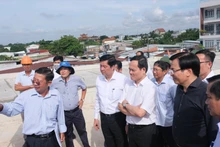 陈流光副总理考察陈黄纳大桥施工现场。