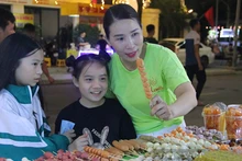 美食街的开幕活动吸引了河静及周边地区的大量民众的参与。