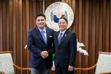 越南国会副主席阮德海会见菲律宾参议长米格尔·苏比里。