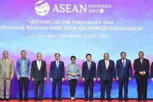 出席会议的东盟各国外长合影留念。