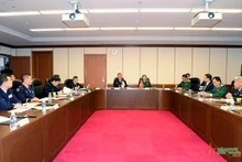 阮新疆上将与日本陆上自卫队参谋长吉田吉英大将举行会谈。（图片来源：越南人民军队报）