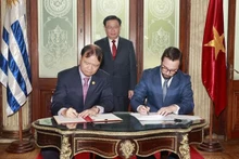 越南国会主席王廷惠见证越乌经贸投资联合委员会第三次会议纪要签署仪式。