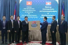 由越南国会赠送柬埔寨参议院的办公设备交接仪式在柬埔寨参议院总部举行。