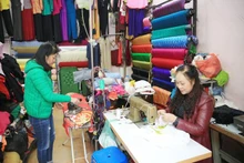 万福丝绸手工艺村的艺人。