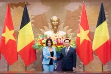 越南国会主席王廷惠与比利时参议院议长斯蒂芬妮·德霍斯。