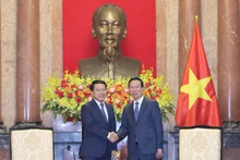 越南国家主席武文赏会见老挝政府副总理兼外交部长沙伦塞·贡马西。（图片来源：越通社）