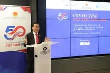 越南驻英国大使阮黄龙在活动上发表讲话。