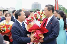 芒街市领导在芒街口岸迎接中方代表团。（图片来源：越通社）