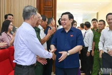 国会主席王廷惠与代表在海防市涂山郡亲切地会见选民。