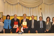 援助协议签字仪式。