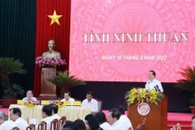 国家主席武文赏与宁顺省省委举行工作会议。