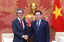国会主席王廷惠会见欧盟驻越南代表团团长乔治•阿里贝蒂。