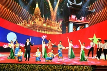 庆祝越老建交60周年和《越老友好合作条约》签署45周年庆祝活动的某个表演节目。（登科 摄）