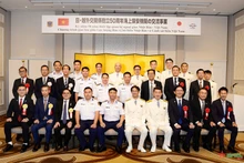 双方代表合影。