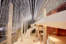 还剑湖剧院具有欧洲建筑风格。（图片来源：10bestoperahouses）